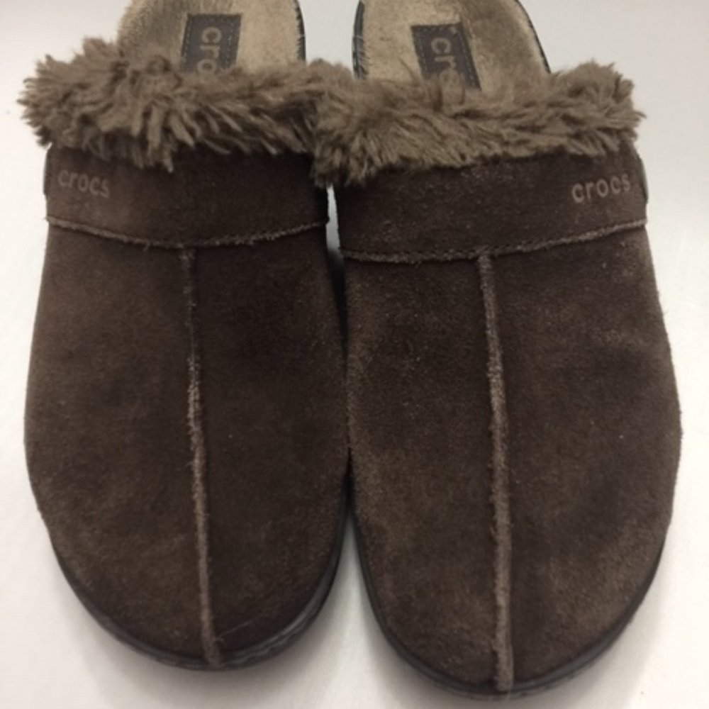CROCS Brown Suede clogs with Faux Fur Trim. Size 6